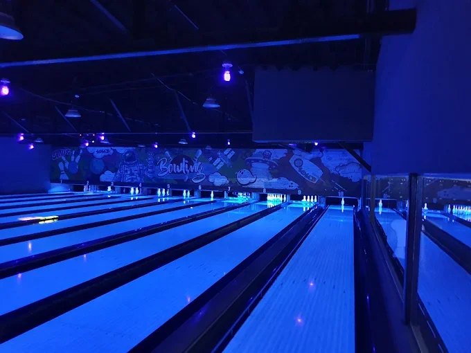 Pistas de Bowling Planet Panamá con luces negras
