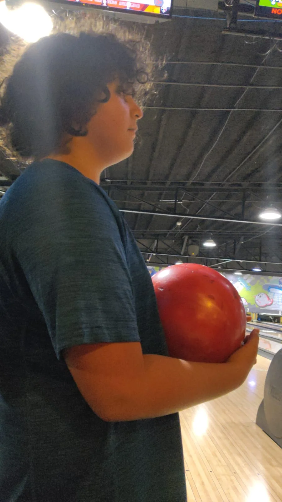 Elian con la bola en mano, listo para tirar