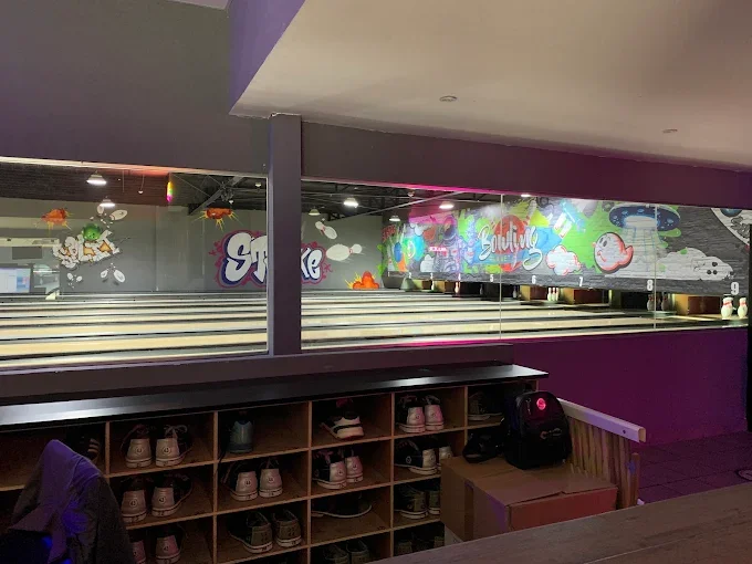 Vista completa de las pistas de Bowling Planet