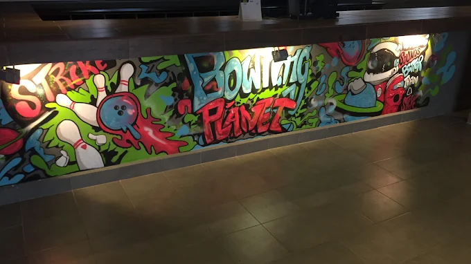 Mural de Bowling Planet en la pared de la pista