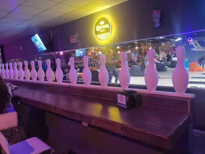 Pinos de boliche alineados sobre la barra