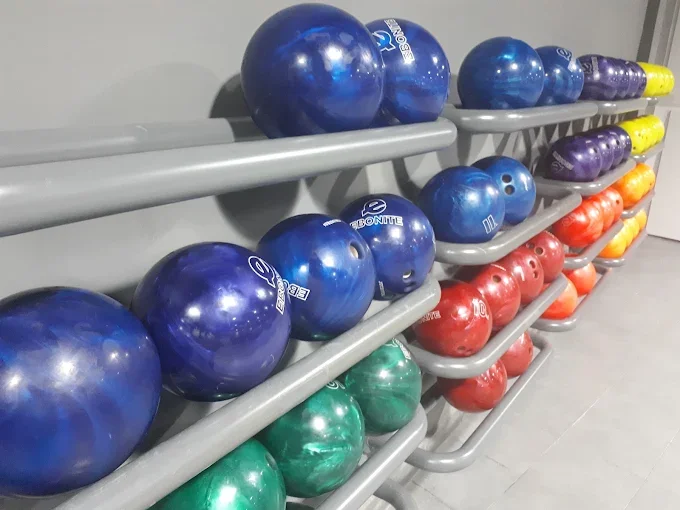 Rack de bolas de boliche de colores