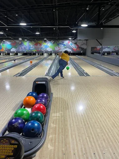 Elian tirando una bola de boliche en Bowling Planet Panamá